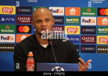 Bayern-Trainer Vincent Kompany, GER, Shakhtar Donezk - FC Bayern Muenchen, Fussball, Champions-League, 6. Spieltag, Saison 2024/2025, 10.12.2024 foto: Eibner-Pressefoto/Joerg Niebergall Foto Stock