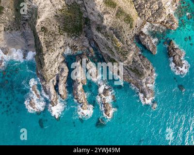 Splendida vista aerea di Capo Vaticano con acque cristalline e scogliere aspre Foto Stock