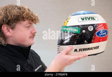 Bonhams, Londra, Regno Unito. 11 dicembre 2024. Anteprima dei saldi Bond Street, Important Collectors' Motor Cars e Automobilia, in programma il 12 dicembre. I punti salienti includono: Un casco Michael Schumacher 1991, di Arai, stimata £20.000-25.000. Crediti: Malcolm Park/Alamy Live News Foto Stock