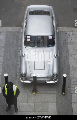 Bonhams, Londra, Regno Unito. 11 dicembre 2024. Anteprima dei saldi Bond Street, Important Collectors' Motor Cars e Automobilia, in programma il 12 dicembre. I punti salienti includono: 1970 Aston Martin DB6 Mk2 Sports Saloon, stima £120.000-180.000. Crediti: Malcolm Park/Alamy Live News Foto Stock