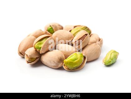 Pistacchio con foglie su sfondo bianco Foto Stock