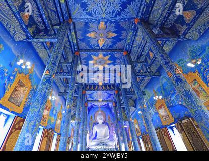 Una splendida vista dell'interno del Tempio Blu, Wat Rong Suea Ten Foto Stock