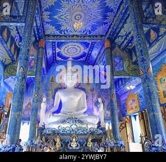Una splendida vista dell'interno del Tempio Blu, Wat Rong Suea Ten Foto Stock