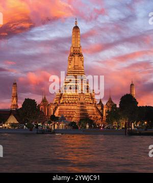 Tempio Wat Arun illuminato al tramonto con cielo viola sullo sfondo a Bangkok, Thailandia Foto Stock