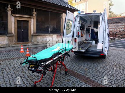 Cracovia. Cracovia. Polonia. Barella di Gurney vista da ambulanza medica con porta aperta pronta per la procedura medevac. Foto Stock