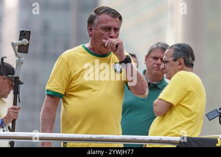 Bolsonaro e i sostenitori sul palco mentre parlano.   L'ex presidente Jair Bolsonaro è stato in Avenida Paulista sabato 7 settembre, per festeggiare Foto Stock