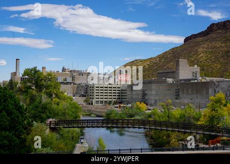 Stabilimento di produzione della Coors Brewery lungo Clear Creek a Golden, Colorado Foto Stock