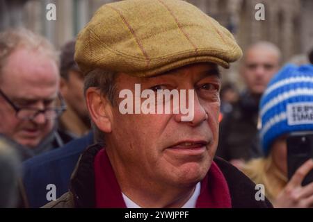 Londra, Regno Unito. 11 dicembre 2024. Nigel Farage, leader della riforma del Regno Unito, parla ai media mentre gli agricoltori organizzano una protesta contro la tassa sulle successioni a Westminster. (Foto di Vuk Valcic/SOPA Images/Sipa USA) credito: SIPA USA/Alamy Live News Foto Stock