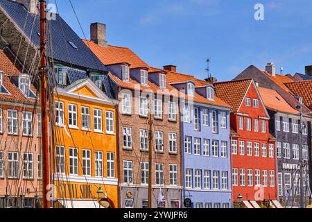 Nyhavn, o New Harbour, è un lungomare del XVII secolo, canale e quartiere dei divertimenti, pieno di ristoranti e bar, a Copenhagen, Danimarca. Foto Stock