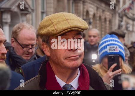 Londra, Regno Unito. 11 dicembre 2024. Nigel Farage, leader della riforma del Regno Unito, parla ai media mentre gli agricoltori organizzano una protesta contro la tassa sulle successioni a Westminster. (Foto di Vuk Valcic/SOPA Images/Sipa USA) credito: SIPA USA/Alamy Live News Foto Stock