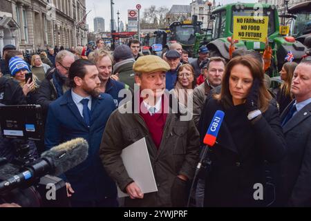 Londra, Regno Unito. 11 dicembre 2024. Nigel Farage (c), leader della riforma del Regno Unito, parla ai media mentre gli agricoltori organizzano una protesta contro la tassa di successione a Westminster. (Foto di Vuk Valcic/SOPA Images/Sipa USA) credito: SIPA USA/Alamy Live News Foto Stock