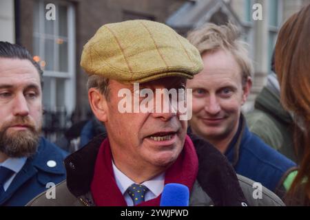 Londra, Regno Unito. 11 dicembre 2024. Nigel Farage, leader della riforma del Regno Unito, parla ai media mentre gli agricoltori organizzano una protesta contro la tassa sulle successioni a Westminster. (Foto di Vuk Valcic/SOPA Images/Sipa USA) credito: SIPA USA/Alamy Live News Foto Stock