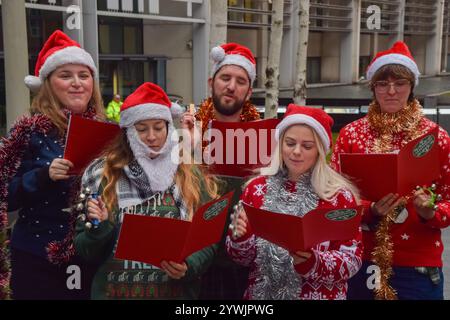 Londra, Inghilterra, Regno Unito. 11 dicembre 2024. Attivisti di Amnesty International UK, Greenpeace e Liberty cantano canti natalizi fuori dall'ufficio domestico a sostegno del diritto di protesta. (Credit Image: © Vuk Valcic/ZUMA Press Wire) SOLO PER USO EDITORIALE! Non per USO commerciale! Foto Stock