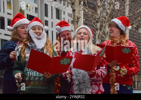 Londra, Inghilterra, Regno Unito. 11 dicembre 2024. Attivisti di Amnesty International UK, Greenpeace e Liberty cantano canti natalizi fuori dall'ufficio domestico a sostegno del diritto di protesta. (Credit Image: © Vuk Valcic/ZUMA Press Wire) SOLO PER USO EDITORIALE! Non per USO commerciale! Foto Stock