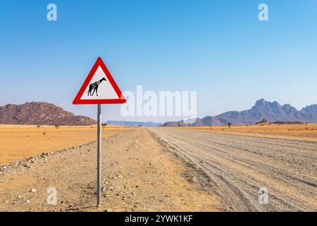 Attenzione Giraffe, segnaletica stradale per la fauna selvatica nella riserva naturale NamibRand in Namibia, Africa Foto Stock