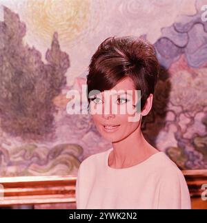 AUDREY HEPBURN ritratto candid in HOW TO STEAL A MILLION 1966 regista WILLIAM WYLER storia George Bradshaw sceneggiatura Harry Kurnitz musica John / Johnny Williams mantelli di Miss Hepburn disegnato da Hubert de Givenchy World Wide Productions / Twentieth Century Fox Foto Stock