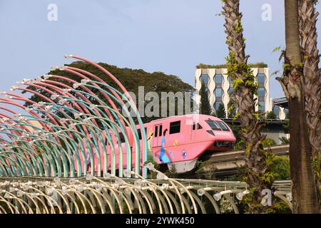 CITTÀ DI SINGAPORE, SINGAPORE - 12 MARZO 2024: Trasporto pubblico in monorotaia Sentosa Express sull'isola di Sentosa a Singapore. Foto Stock