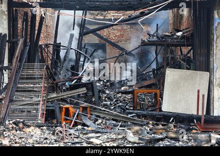 Gli interni del ristorante si sussultano dopo il fuoco nella città di Kuching, Sarawak, Malesia. Foto Stock