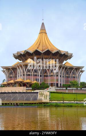 Nuovo edificio dell'Assemblea legislativa dello stato di Sarawak. Edificio governativo nel quartiere Petra Jaya di Kuching, Sarawak, Malesia. Foto Stock