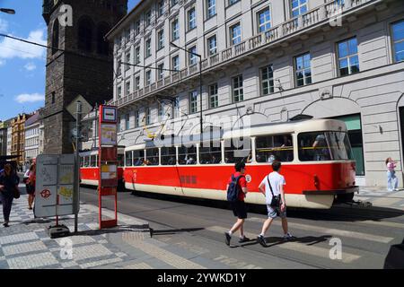 PRAGA, REPUBBLICA CECA - 2 MAGGIO 2024: Tram rosso classico nel quartiere della città Vecchia di Praga, Repubblica Ceca. Modello di tram Tatra T3. Foto Stock