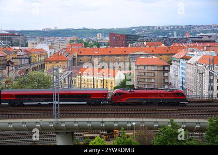PRAGA, REPUBBLICA CECA - 3 MAGGIO 2024: Treno passeggeri a marchio Railjet a Praga. Railjet è un servizio ferroviario ad alta velocità gestito dalla Federal Railw austriaca Foto Stock