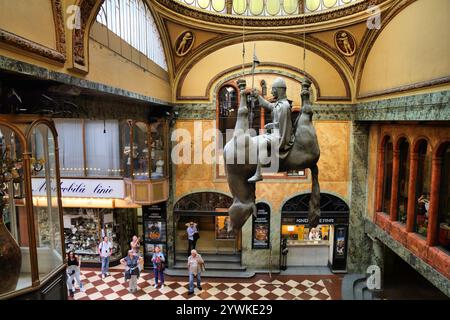 PRAGA, REPUBBLICA CECA - 1 MAGGIO 2024: La gente visita il complesso di intrattenimento del Palazzo di Lucerna, monumento culturale nazionale nel quartiere di nove Mesto Foto Stock