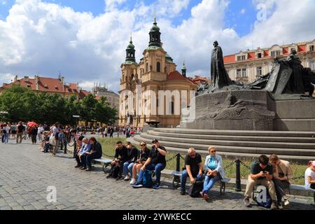 PRAGA, REPUBBLICA CECA - 2 MAGGIO 2024: I turisti visitano la Piazza della città Vecchia (Staromestske Namesti) nel quartiere della città Vecchia (stare Mesto) di Praga, Repubblica Ceca Foto Stock
