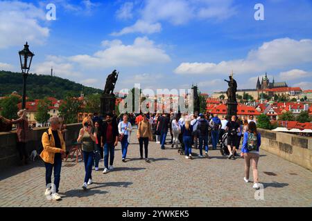 PRAGA, REPUBBLICA CECA - 4 MAGGIO 2024: La folla di turisti visita il Ponte Carlo (Karluv Most) a Praga, Repubblica Ceca. Foto Stock