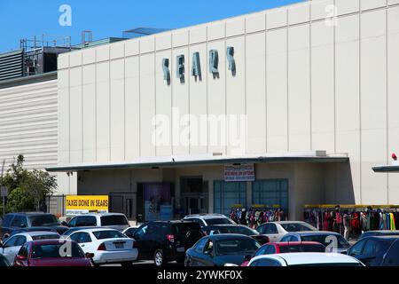 SANTA MONICA, STATI UNITI - 6 APRILE 2014: Le persone visitano i grandi magazzini Sears a Santa Monica, California. Foto Stock