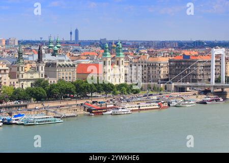 Budapest, Ungheria - vista aerea della capitale. Città vecchia di Belvaros e fiume Danubio. Foto Stock