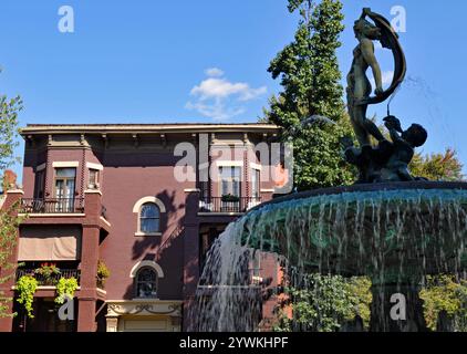 Una fontana sulla St. James Court fa parte del St. James–Belgravia Historic District di Old Louisville. Foto Stock