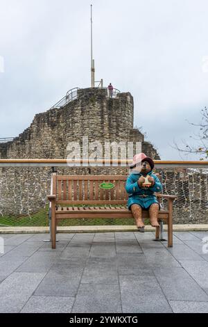 L'iconico orso Paddington che poggia su una panchina - nuova statua per celebrare il film del 2024 "Paddington in Perù", Southampton, Hampshire, Inghilterra, Regno Unito Foto Stock