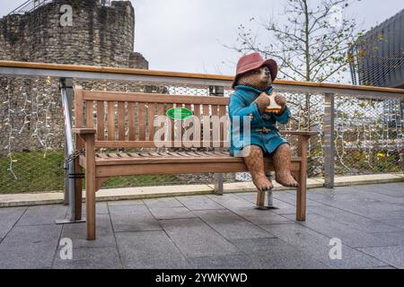 L'iconico orso Paddington che poggia su un fagiolo - nuova statua per celebrare il film del 2024 "Paddington in Perù" situato fuori dall'ingresso di WestQuay nel centro di Southampton, Hampshire, Inghilterra, Regno Unito Foto Stock