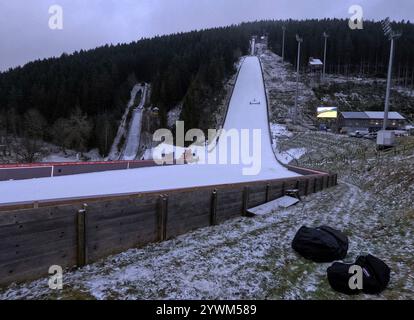 Titisee Neustadt, Deutschland. 11 dicembre 2024. In Titisee-Neustadt ist die Präparation der großen Hochfirstschanze am Mittwoch weitgehend abgeschlossen worden. Die Skispringer reisen am Tag vor dem Wettkampf AN. Der Weltcup der Skispringer gastiert von Freitag, 13. Sonntag bis 15. Dezember 2024 wieder zu drei FIS-Weltcup-Skispringen a Titisee-Neustadt. Credito: dpa/Alamy Live News Foto Stock