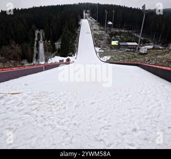 Titisee Neustadt, Deutschland. 11 dicembre 2024. In Titisee-Neustadt ist die Präparation der großen Hochfirstschanze am Mittwoch weitgehend abgeschlossen worden. Die Skispringer reisen am Tag vor dem Wettkampf AN. Der Weltcup der Skispringer gastiert von Freitag, 13. Sonntag bis 15. Dezember 2024 wieder zu drei FIS-Weltcup-Skispringen a Titisee-Neustadt. Credito: dpa/Alamy Live News Foto Stock