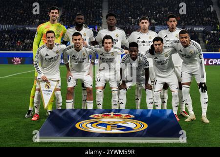 Bergamo, Italia. 10 dicembre 2024. I giocatori del Real Madrid CF posano per una foto della squadra prima della partita di calcio della fase di UEFA Champions League 2024/25 tra l'Atalanta BC e il Real Madrid CF. Crediti: Nicolò campo/Alamy Live News Foto Stock