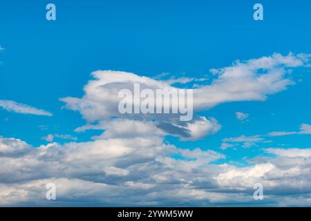 Luminoso, soleggiato e nuvoloso paesaggio nel cielo blu Foto Stock