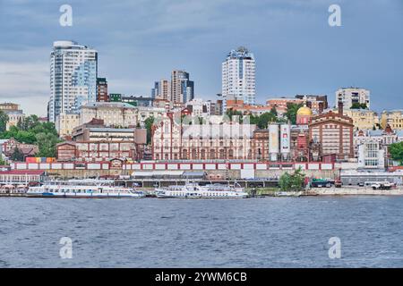 Samara, Russia - 9 giugno 2024: Fabbrica di birra Zhigulevsky costruita nel 1881 dal cittadino austriaco Alfred von Vacano. Vecchio molo, attraversamento. Vista dal fiume Volga Foto Stock