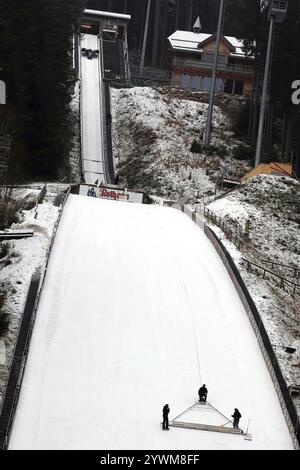 Titisee Neustadt, Deutschland. 11 dicembre 2024. In Titisee-Neustadt ist die Präparation der großen Hochfirstschanze am Mittwoch weitgehend abgeschlossen worden. Die Skispringer reisen am Tag vor dem Wettkampf AN. Der Weltcup der Skispringer gastiert vom 13 bis 15. Dezember 2024 wieder zu drei FIS-Weltcup-Skispringen a Titisee-Neustadt. Credito: dpa/Alamy Live News Foto Stock