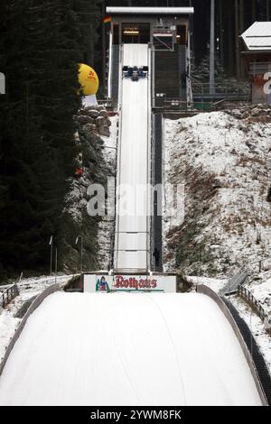 Titisee Neustadt, Deutschland. 11 dicembre 2024. In Titisee-Neustadt ist die Präparation der großen Hochfirstschanze am Mittwoch weitgehend abgeschlossen worden. Die Skispringer reisen am Tag vor dem Wettkampf AN. Der Weltcup der Skispringer gastiert vom 13 bis 15. Dezember 2024 wieder zu drei FIS-Weltcup-Skispringen a Titisee-Neustadt. Credito: dpa/Alamy Live News Foto Stock