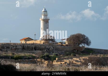 Faro di Paphos situato all'interno del Parco Archeologico di Paphos, Repubblica di Paphos di Cipro. Foto Stock