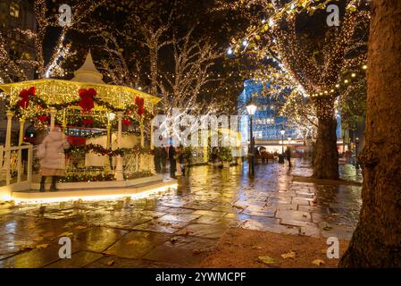Decorazioni natalizie a Sloane Sqaure a Londra di notte Foto Stock