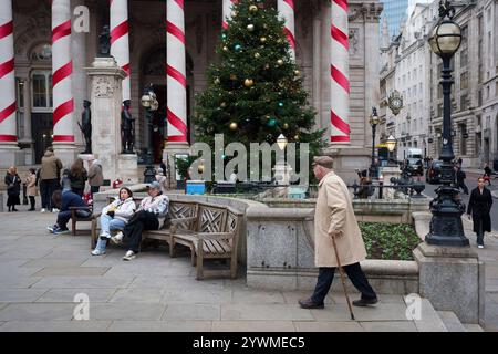 Settimane prima di Natale, operai cittadini e visitatori fuori dal Royal Exchange, presso la Bank nella City di Londra, il quartiere finanziario della capitale, l'11 dicembre 2024, a Londra, Inghilterra. Foto Stock