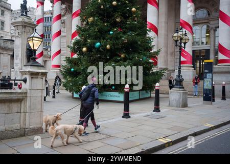 Settimane prima di Natale, operai cittadini e visitatori fuori dal Royal Exchange, presso la Bank nella City di Londra, il quartiere finanziario della capitale, l'11 dicembre 2024, a Londra, Inghilterra. Foto Stock
