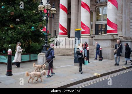 Settimane prima di Natale, operai cittadini e visitatori fuori dal Royal Exchange, presso la Bank nella City di Londra, il quartiere finanziario della capitale, l'11 dicembre 2024, a Londra, Inghilterra. Foto Stock