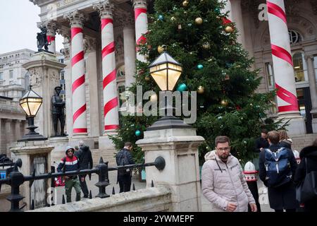 Settimane prima di Natale, operai cittadini e visitatori fuori dal Royal Exchange, presso la Bank nella City di Londra, il quartiere finanziario della capitale, l'11 dicembre 2024, a Londra, Inghilterra. Foto Stock