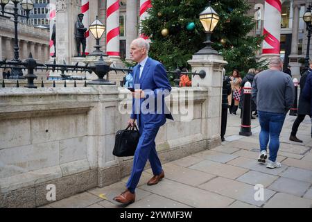 Settimane prima di Natale, operai cittadini e visitatori fuori dal Royal Exchange, presso la Bank nella City di Londra, il quartiere finanziario della capitale, l'11 dicembre 2024, a Londra, Inghilterra. Foto Stock