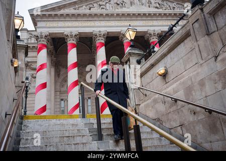 Settimane prima di Natale, i lavoratori della città e le scale che portano giù alla Bank Underground sotto il Royal Exchange nella City di Londra, il quartiere finanziario della capitale, l'11 dicembre 2024, a Londra, Inghilterra. Foto Stock