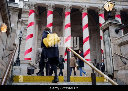 Settimane prima di Natale, i lavoratori della città e le scale che portano giù alla Bank Underground sotto il Royal Exchange nella City di Londra, il quartiere finanziario della capitale, l'11 dicembre 2024, a Londra, Inghilterra. Foto Stock