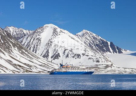 Nave da crociera antartica MV Sea Spirit of Poseidon Expeditions a Magdalenefjorden, fiordo nella Terra di Albert i sulle Svalbard / Spitsbergen, Norvegia Foto Stock